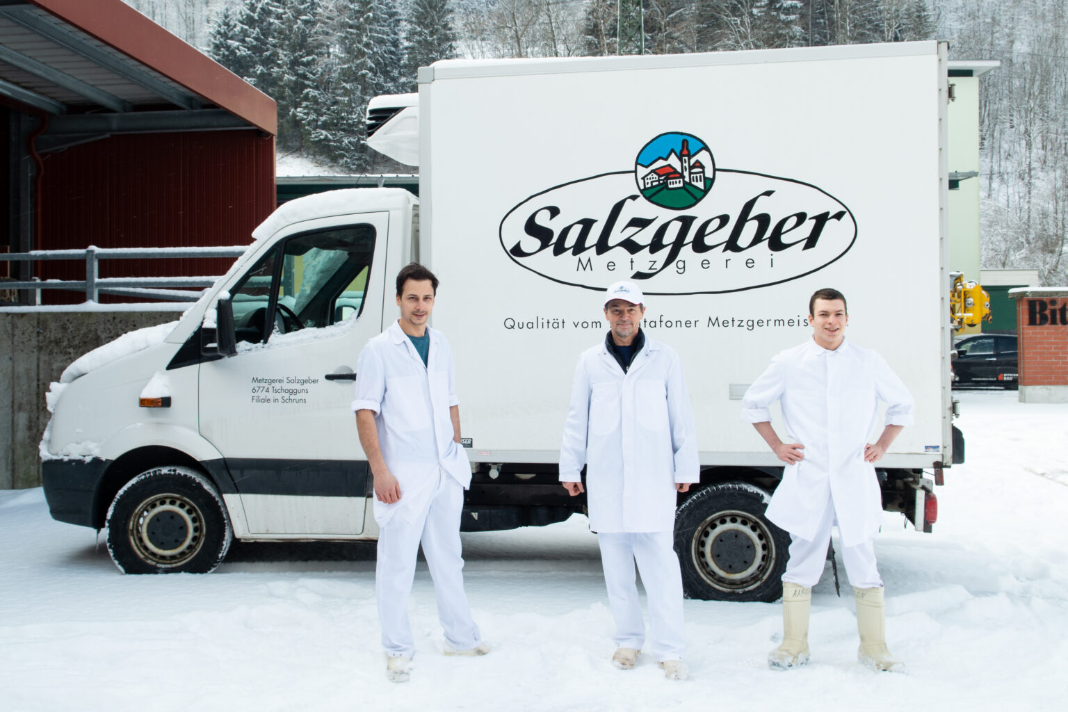 Metzgerei Salzgeber Team vor dem Lieferfahrzeug